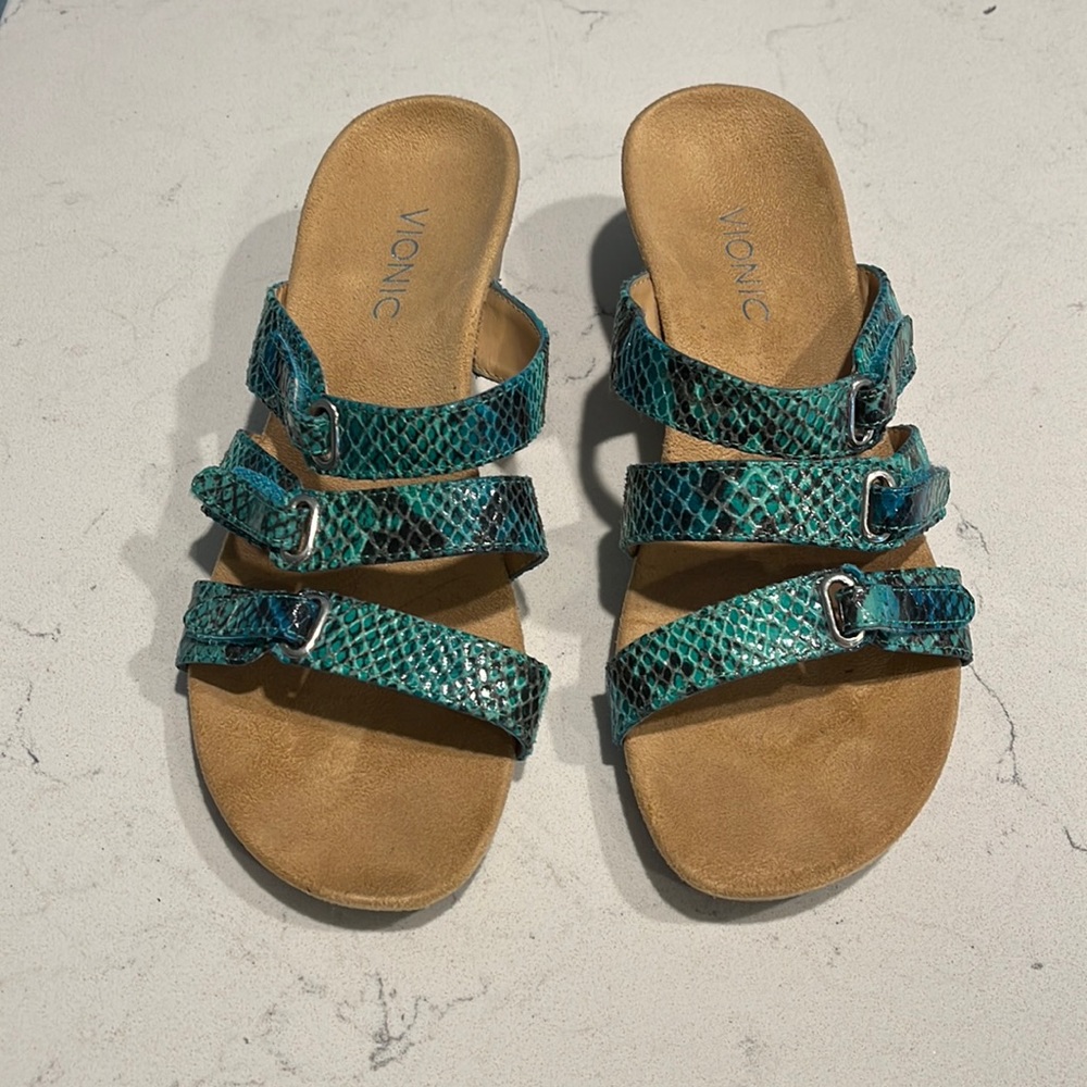 Vionic snakeskin green orthopedic adjustable wedges size 8